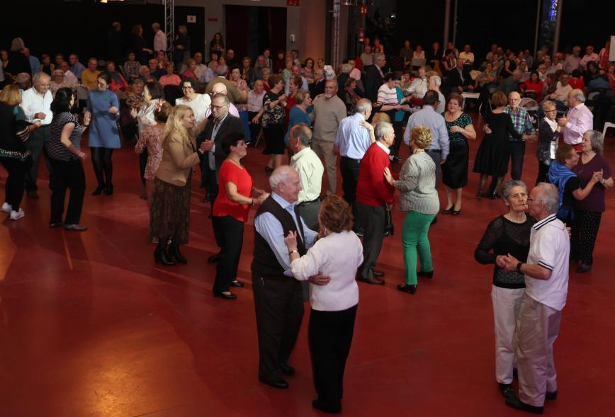 Gran Baile de San Valentín 2024, mayores bailando en la esfera