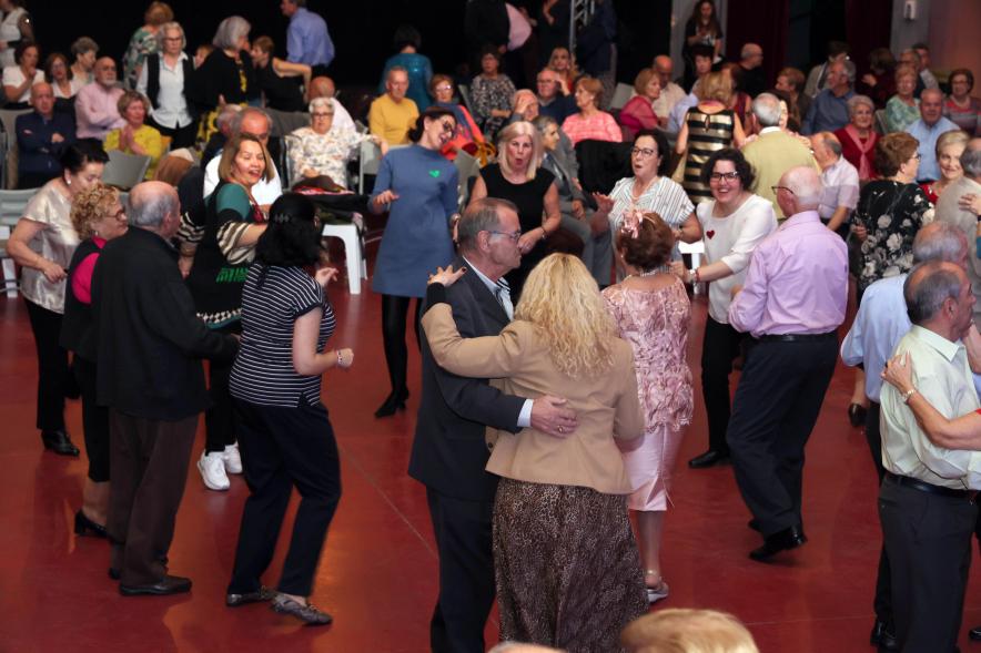 Gran Baile de San Valentín 2024, mayores bailando en la esfera