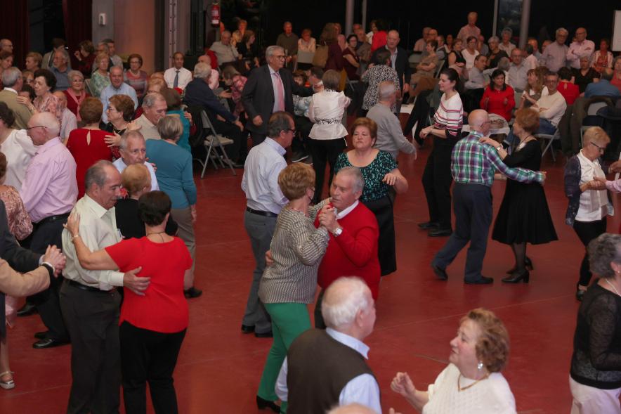 Gran Baile de San Valentín 2024, mayores bailando en la esfera