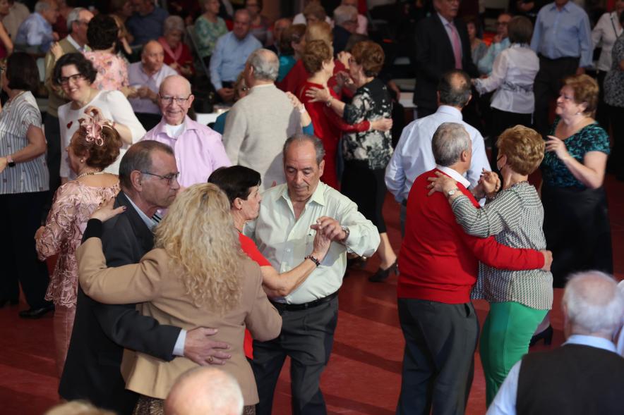 Gran Baile de San Valentín 2024, mayores bailando en la esfera