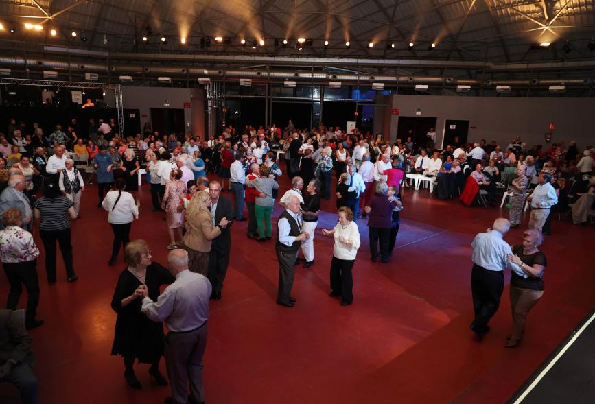 Gran Baile de San Valentín 2024, parejas de mayores bailando