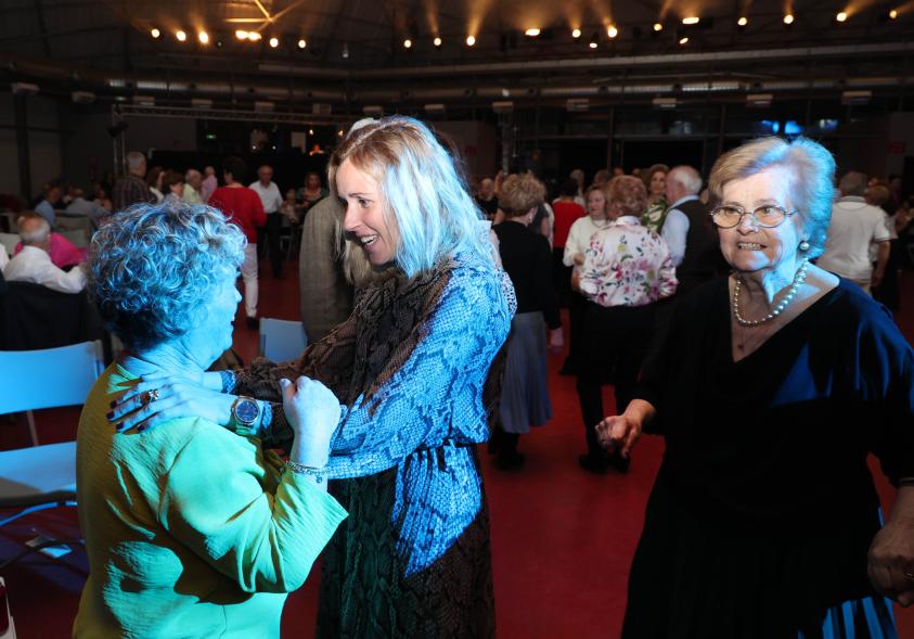 Gran Baile de San Valentín 2024, alcaldesa bailando con los mayores