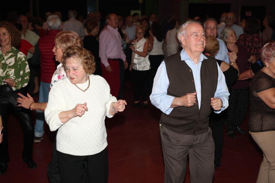 Gran Baile de San Valentín 2024, mayores bailando en la esfera