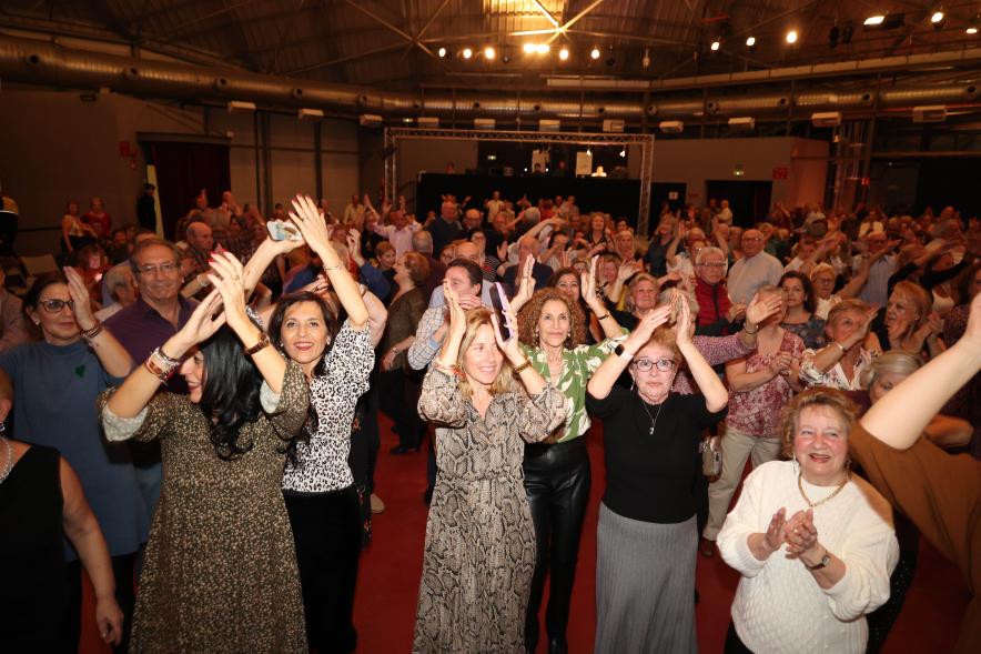 Gran Baile de San Valentín 2024, mayores bailando en la esfera