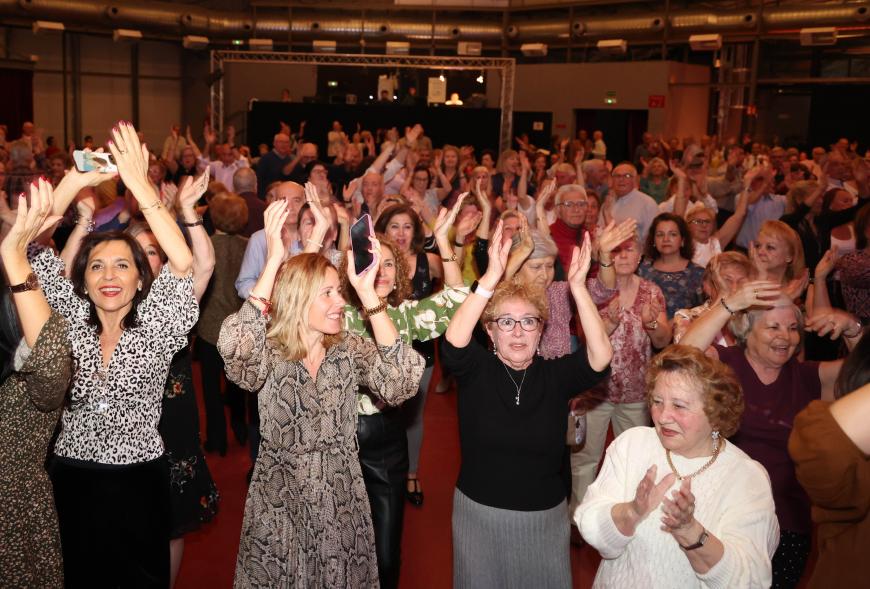 Gran Baile de San Valentín 2024, mayores bailando en la esfera