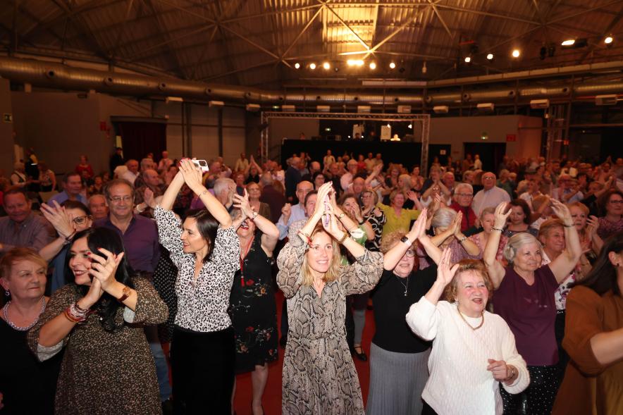 Gran Baile de San Valentín 2024, mayores bailando en la esfera