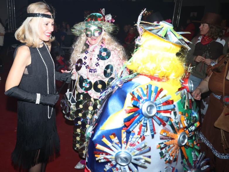 Gran Fiesta de Carnaval 2024, asistentes disfrazados con la alcaldesa