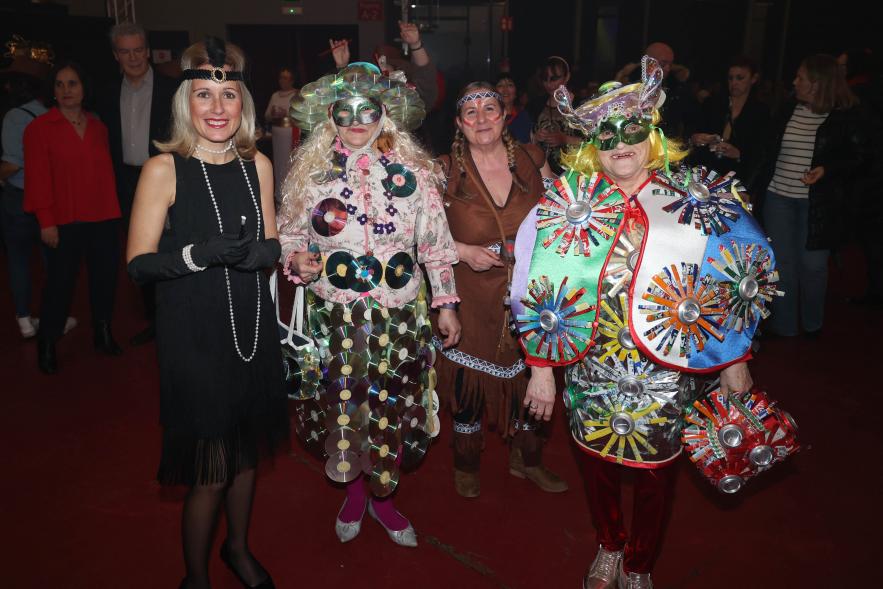 Gran Fiesta de Carnaval 2024, asistentes disfrazados con la alcaldesa