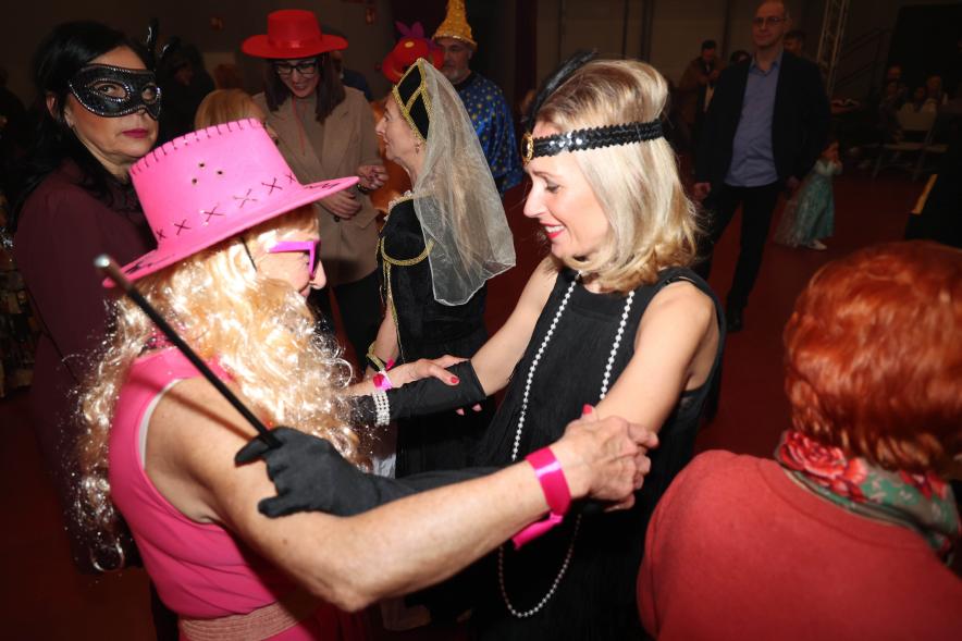 Gran Fiesta de Carnaval 2024, asistente disfrazada de Barbie con la alcaldesa