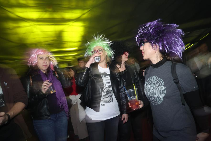 Gran Fiesta de Carnaval 2024, asistentes disfrazados de estrellas del rock