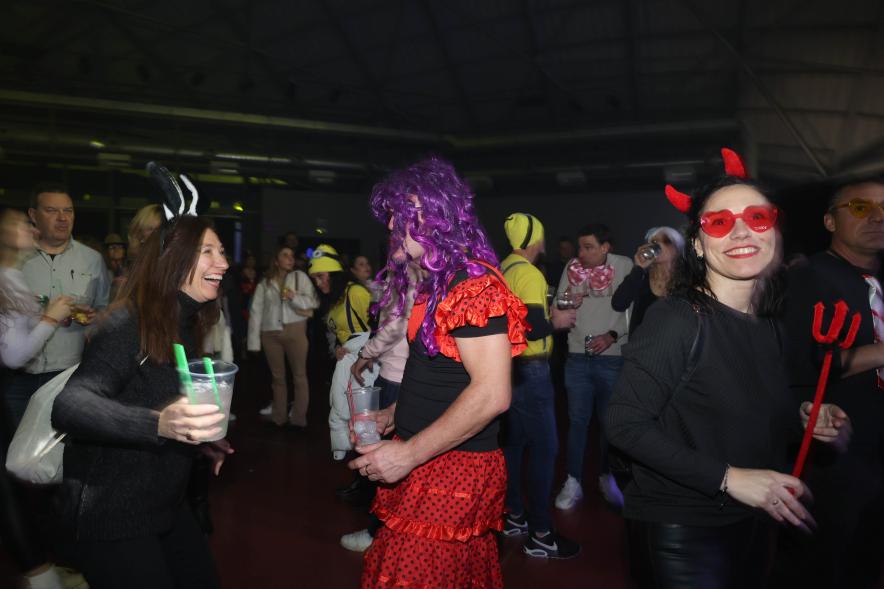 Gran Fiesta de Carnaval 2024, asistentes disfrazados de estrellas del rock