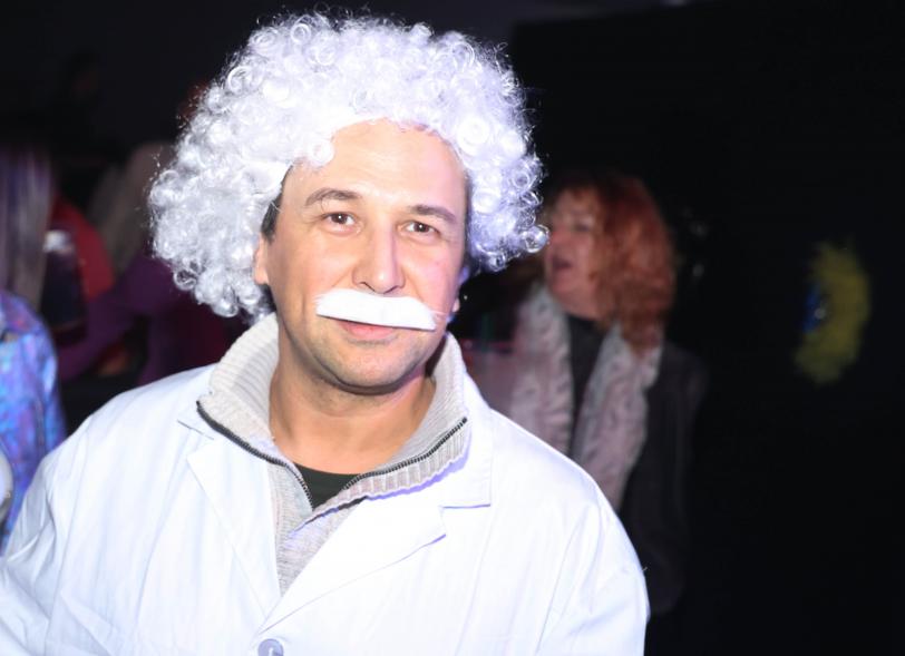 Gran Fiesta de Carnaval 2024, asistente disfrazado de Albert Einstein