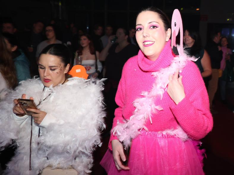 Gran Fiesta de Carnaval 2024, asistentes disfrazados de ángeles
