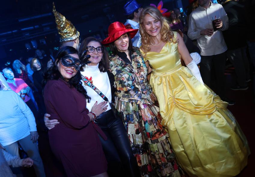 Gran Fiesta de Carnaval 2024, asistentes disfrazados de princesas