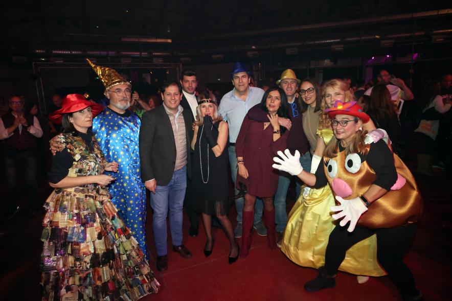Gran Fiesta de Carnaval 2024, asistentes a la fiesta con la alcaldesa y los concejales