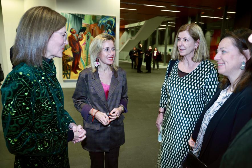 Inauguración de la exposición 'Una mirada contemporánea sobre el Museo del Prado', alcaldesa y miembros de la Fundación Amigos del Museo del Prado