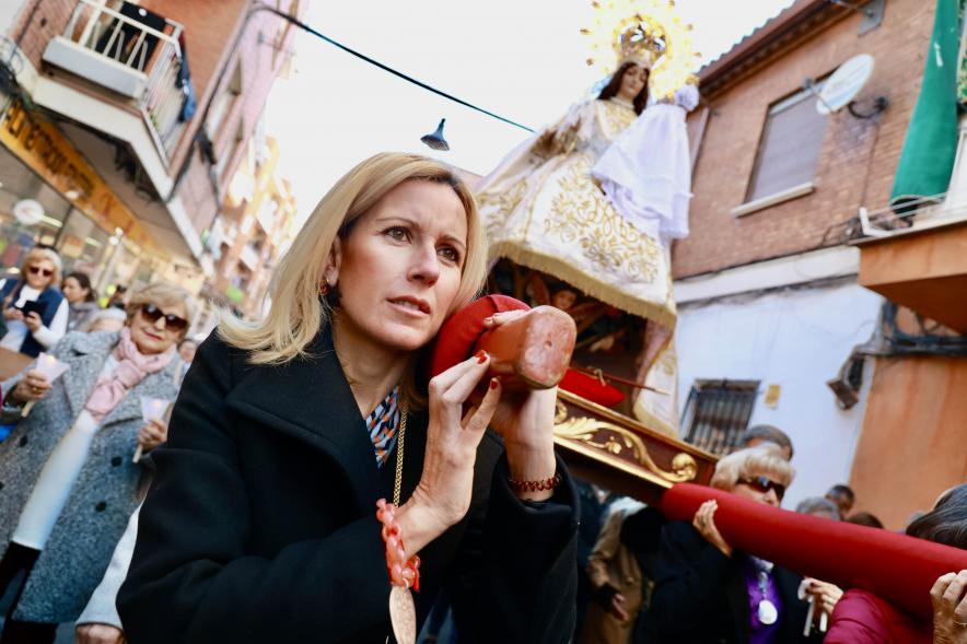 Procesión y Misa de las Candelas 2024, alcaldesa haciendo de costalera