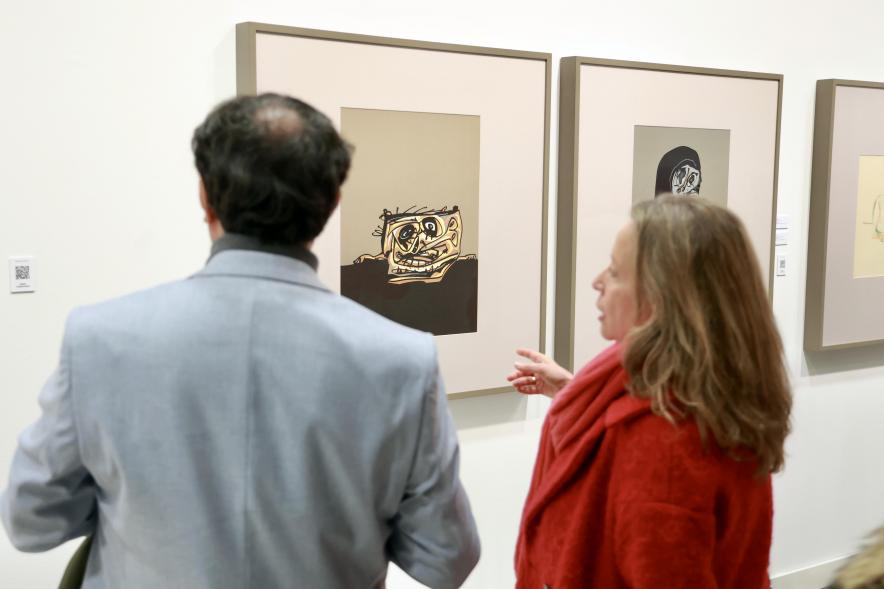 Inauguración de la exposición 'Una mirada contemporánea sobre el Museo del Prado', asistentes viendo la exposición