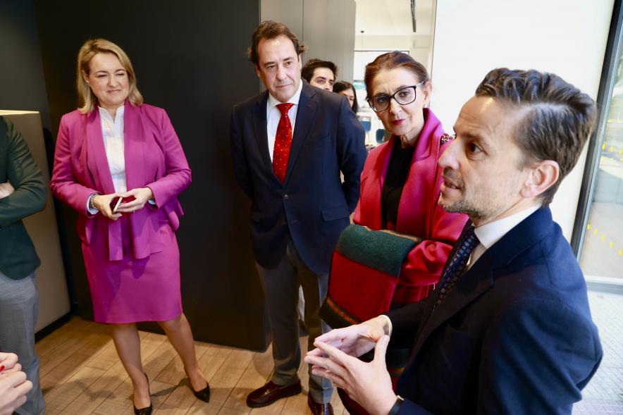 Visita a las nuevas oficinas de Caixabank, trabajadores del banco