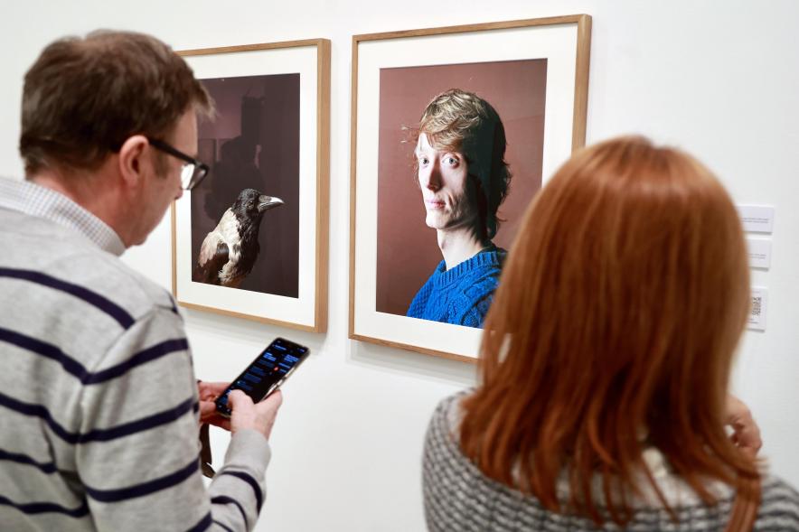 Inauguración de la exposición 'Una mirada contemporánea sobre el Museo del Prado', asistentes viendo la exposición