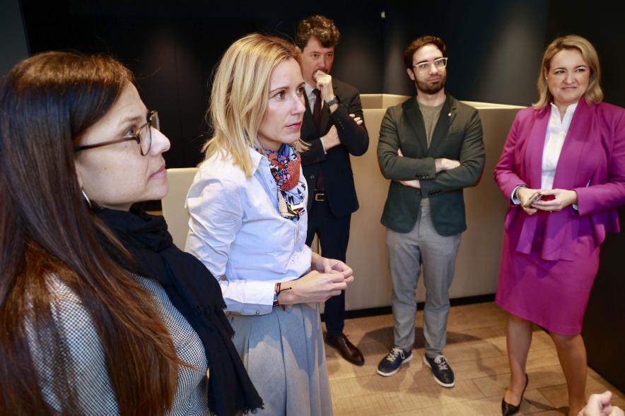 Visita a las nuevas oficinas de Caixabank, alcaldesa y trabajadores del banco
