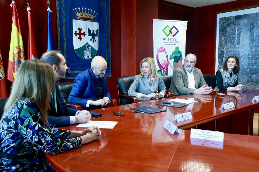 Firma de convenio entre el Ayuntamiento, Fundal y Banco Sabadell 2024, partes firmantes del convenio reunidas en la sala de equipo de gobierno
