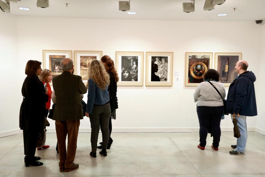 Inauguración de la exposición 'Una mirada contemporánea sobre el Museo del Prado', asistentes viendo la exposición