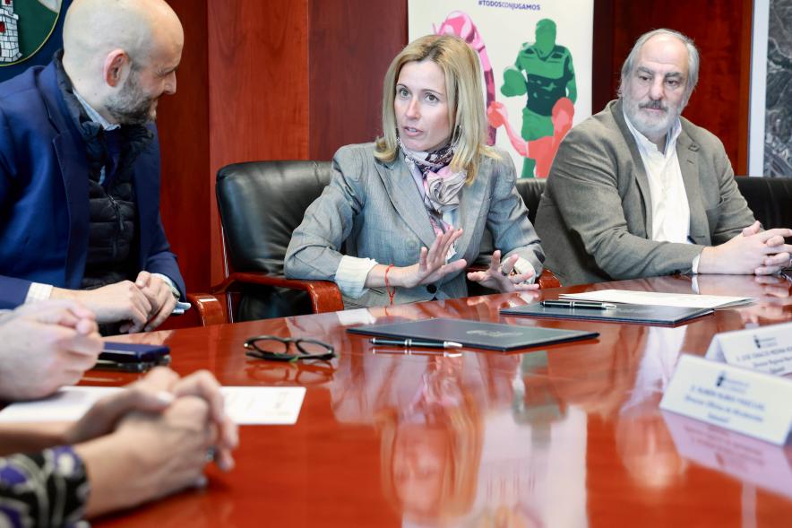 Firma de convenio entre el Ayuntamiento, Fundal y Banco Sabadell 2024, partes firmantes del convenio reunidas en la sala de equipo de gobierno