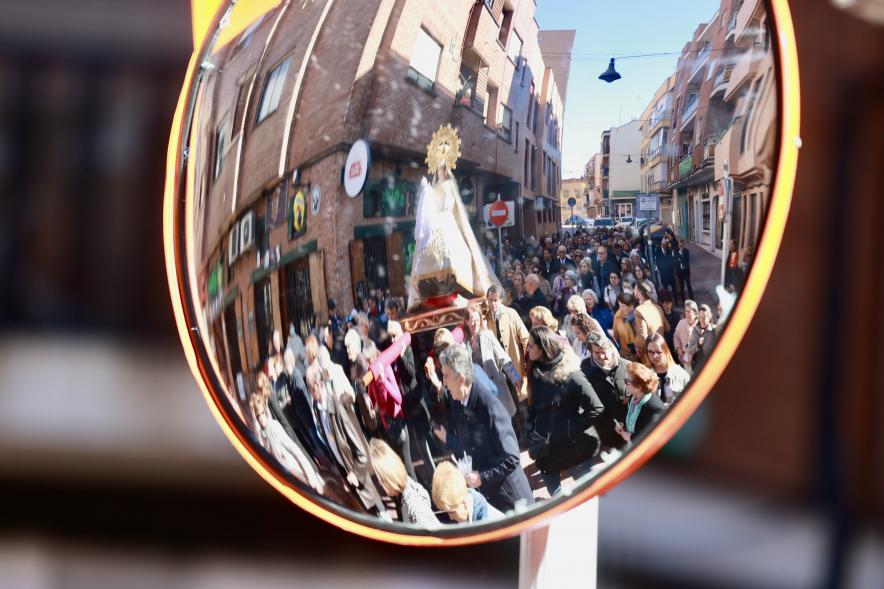 Procesión y Misa de las Candelas 2024, procesión reflejada en un espejo 