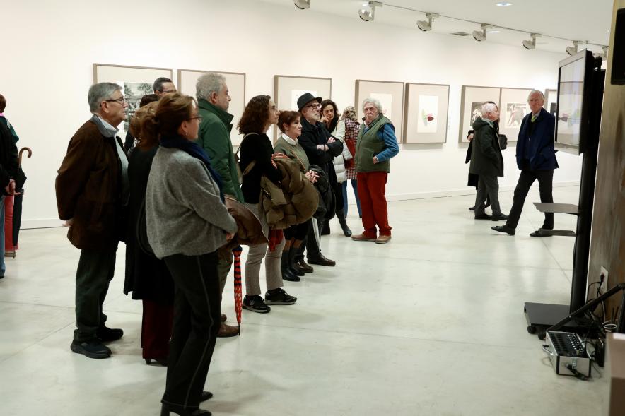 Inauguración de la exposición 'Una mirada contemporánea sobre el Museo del Prado', asistentes viendo la exposición