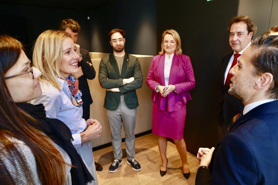 Visita a las nuevas oficinas de Caixabank, alcaldesa y trabajadores del campo