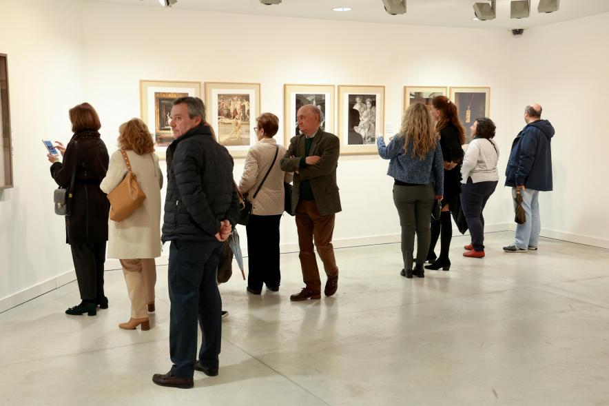 Inauguración de la exposición 'Una mirada contemporánea sobre el Museo del Prado', asistentes viendo la exposición