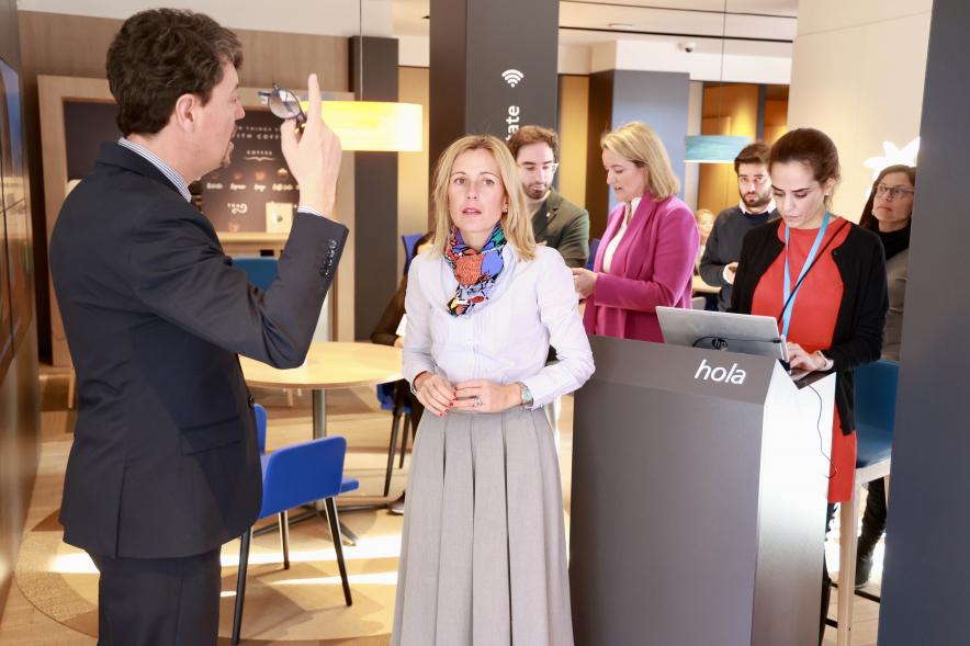 Visita a las nuevas oficinas de Caixabank, alcaldesa y trabajador del banco