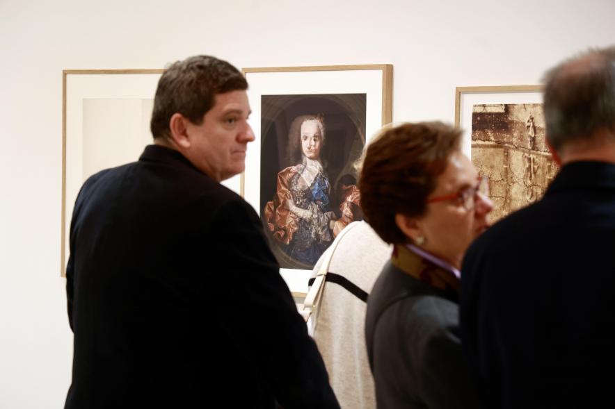 Inauguración de la exposición 'Una mirada contemporánea sobre el Museo del Prado', asistentes viendo la exposición