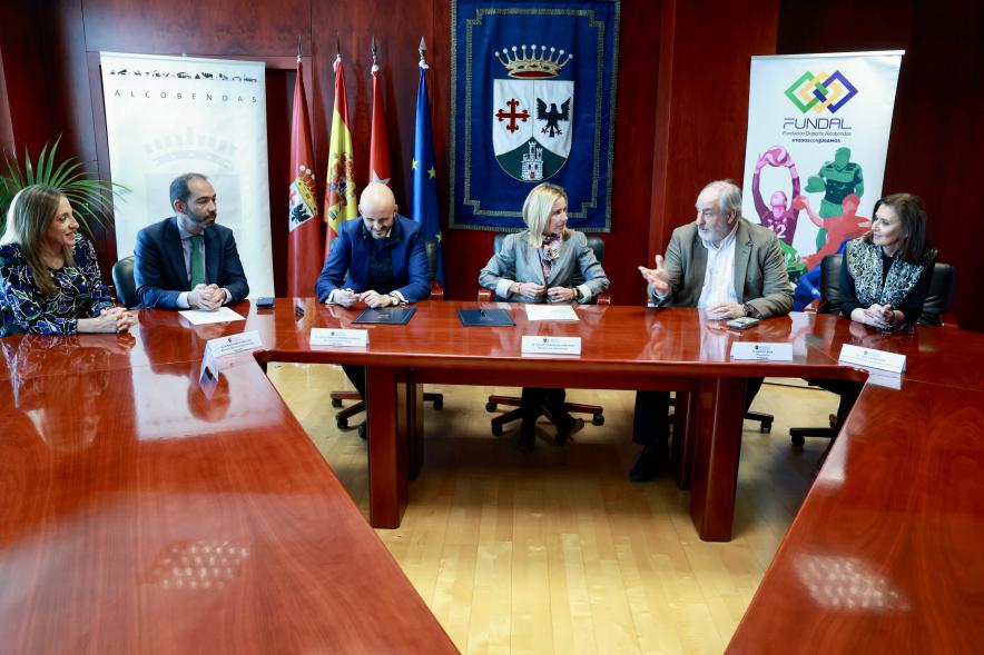 Firma de convenio entre el Ayuntamiento, Fundal y Banco Sabadell 2024, partes firmantes del convenio reunidas en la sala de equipo de gobierno