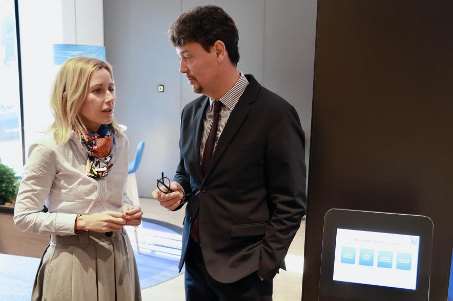 Visita a las nuevas oficinas de Caixabank, alcaldesa y trabajador del banco
