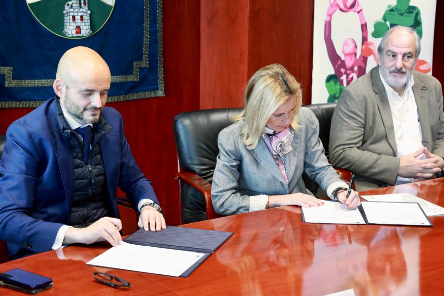 Firma de convenio entre el Ayuntamiento, Fundal y Banco Sabadell 2024, alcaldesa firmando el convenio