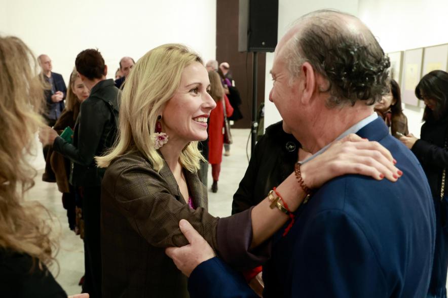 Inauguración de la exposición 'Una mirada contemporánea sobre el Museo del Prado', alcaldesa saludando a los asistentes