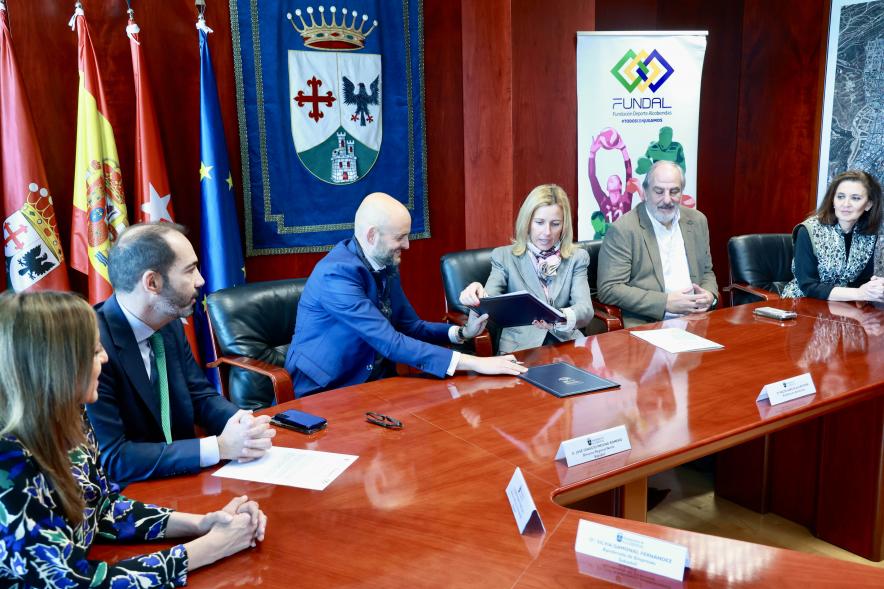 Firma de convenio entre el Ayuntamiento, Fundal y Banco Sabadell 2024, presidente de Fundal firmando el convenio
