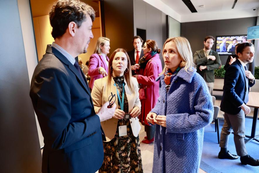 Visita a las nuevas oficinas de Caixabank, alcaldesa y trabajadores del banco