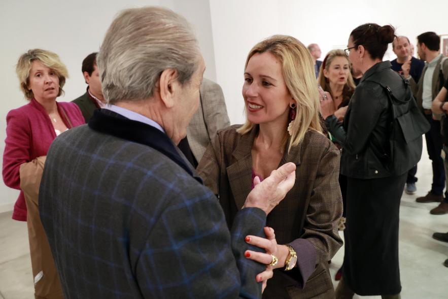 Inauguración de la exposición 'Una mirada contemporánea sobre el Museo del Prado', alcaldesa saludando a los asistentes