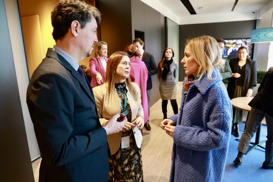 Visita a las nuevas oficinas de Caixabank, alcaldesa y trabajadores del banco