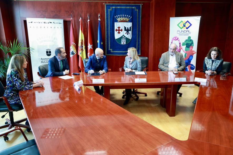 Firma de convenio entre el Ayuntamiento, Fundal y Banco Sabadell 2024, partes firmantes del convenio reunidas en la sala de equipo de gobierno