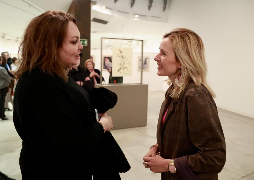 Inauguración de la exposición 'Una mirada contemporánea sobre el Museo del Prado', alcaldesa saludando a los asistentes