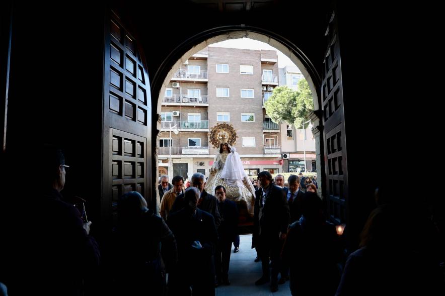 Procesión y Misa de las Candelas 2024, imagen de la Virgen de la Paz entrando en la iglesia