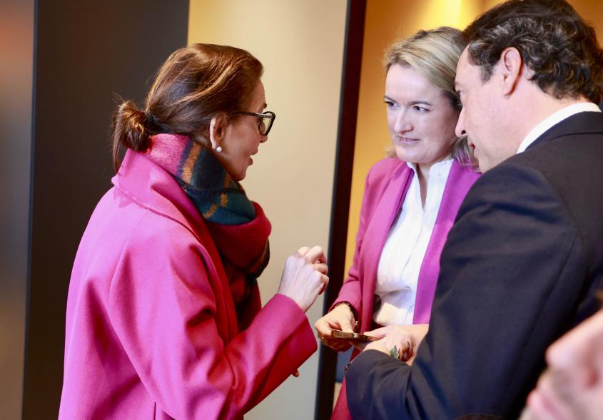 Visita a las nuevas oficinas de Caixabank, concejala de empleo y trabajadores del banco