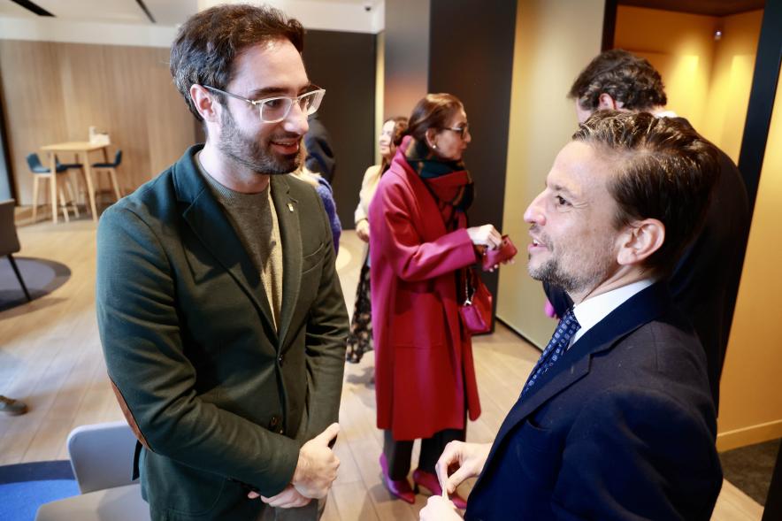 Visita a las nuevas oficinas de Caixabank, concejal de gestión medioambiental y trabajadores del banco