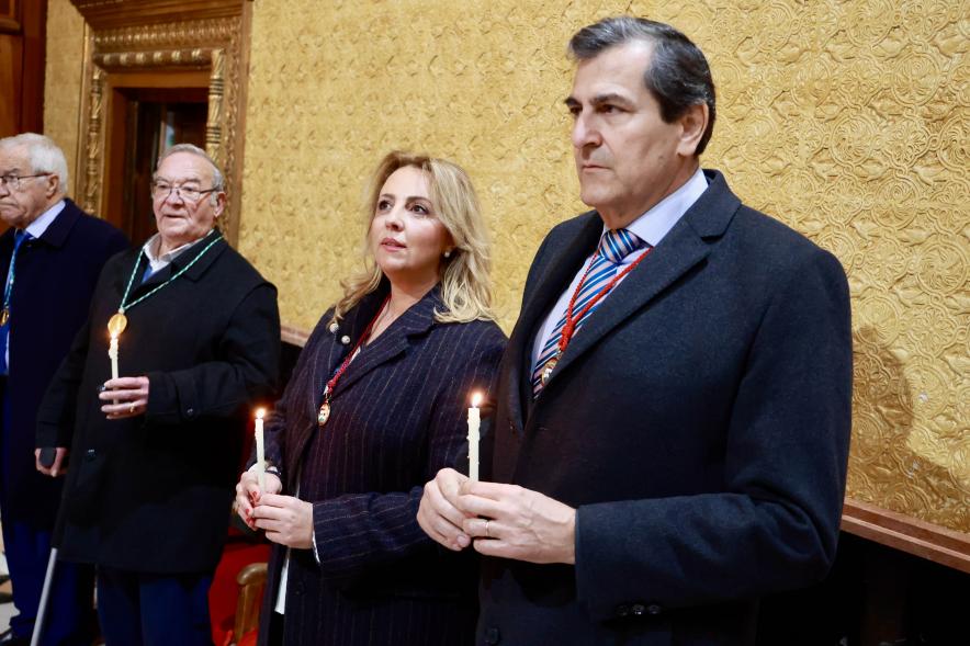 Procesión y Misa de las Candelas 2024, concejales con velas encendidas