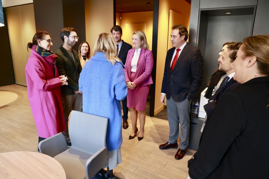 Visita a las nuevas oficinas de Caixabank, equipo de gobierno y trabajadores del banco
