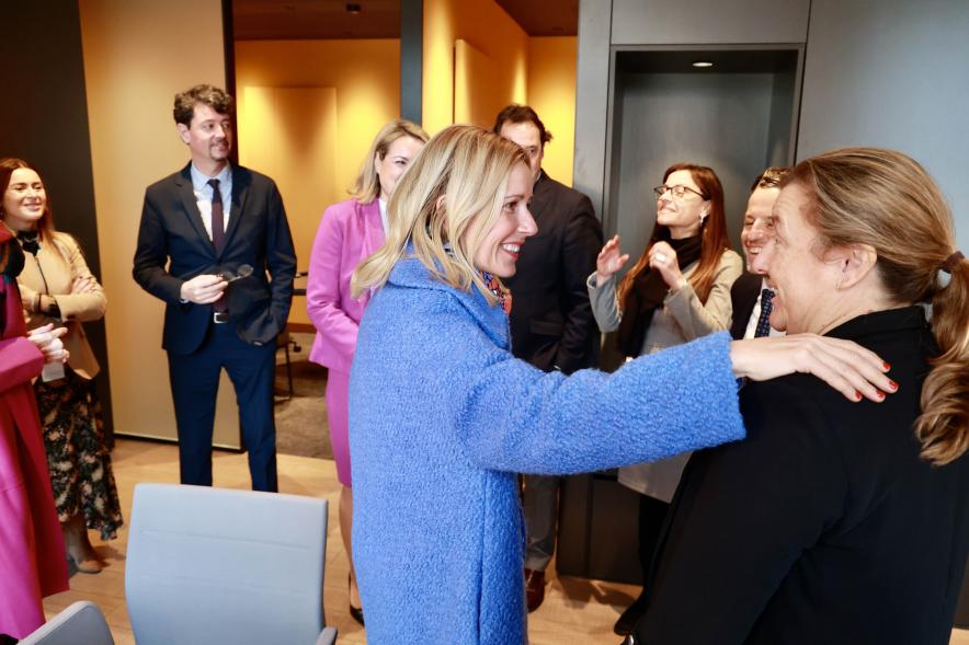 Visita a las nuevas oficinas de Caixabank, alcaldesa y trabajadores del banco